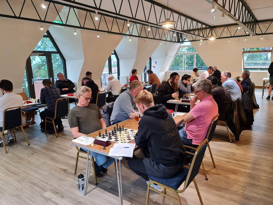 The matches in full swing, with Stones–Sartenaer in the foreground